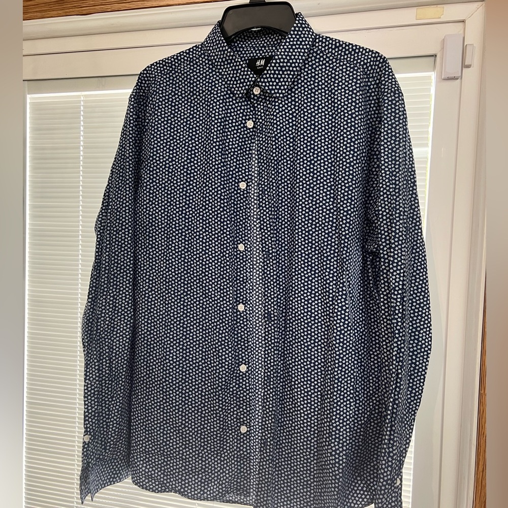 H&M slim fit XL dark blue with white design men’s button up dress shirt